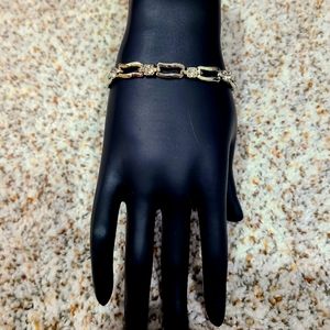 Gold bracelet great for anyone!